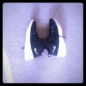 PAIR OF NIKE Hyperfresh SHOES